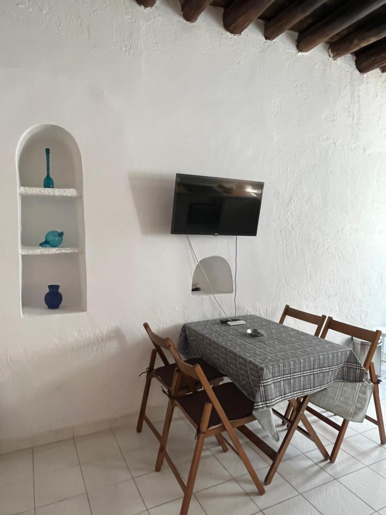 Neoclassical Apartment, Chora Apartment *