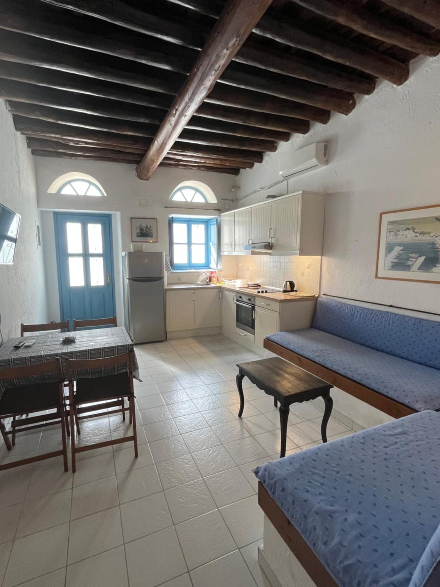 Neoclassical Apartment, Chora *